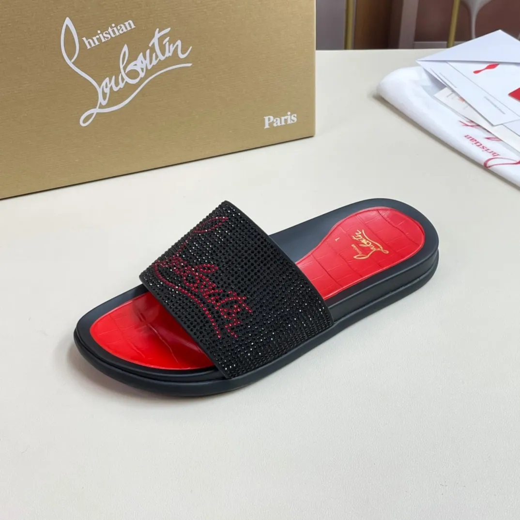 [CL red sole shoes] P: 340💰 size 38-45 Men’s classic slippers, made on the official website 1:1, the original factory specializes in original materials ➖ OEM 3D printed patterns, all hand-made with hot-drilled diamonds ➖ Ultra-light anti-slip outsole. Super fashionable and super comfortable, handsome on the feet, a must-have for men in summer! !